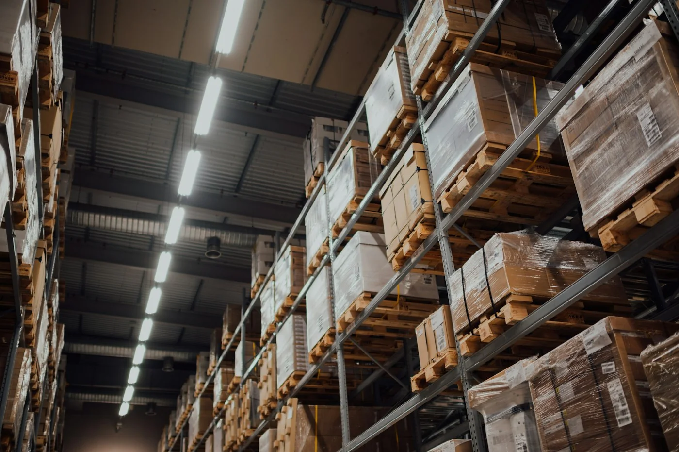 Almacén de distribución, cajas listas para despacho