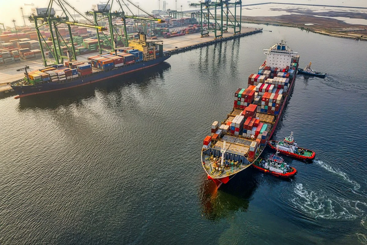 Importación — buque de carga en puerto